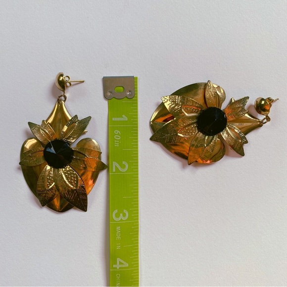 Vintage 1970s Flower Earrings With Midnight Black Stone Center - Picture 7 of 7